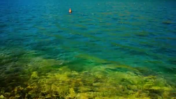 Textura de agua. Mar Adriático cerca de Montenegro. Azul transparente — Vídeos de Stock