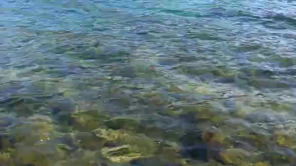 Texture di acqua. Mare Adriatico vicino Montenegro. Blu trasparente — Video Stock