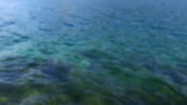 Texture di acqua. Mare Adriatico vicino Montenegro. Blu trasparente — Video Stock