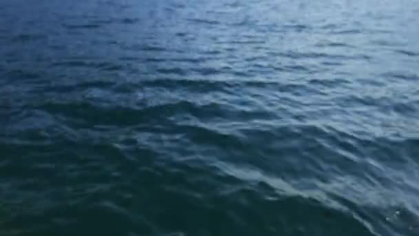 Texture di acqua. Mare Adriatico vicino Montenegro. Blu trasparente — Video Stock