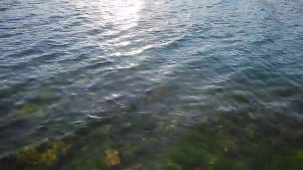 Textury vody. Jaderského moře nedaleko Černé hory. Transparentní modrá — Stock video
