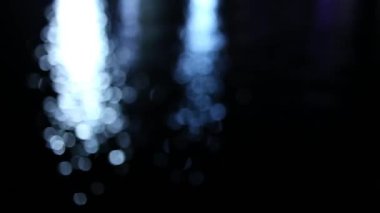 Geceleri su üzerine düşünceler. Işık yansımaları yolunu