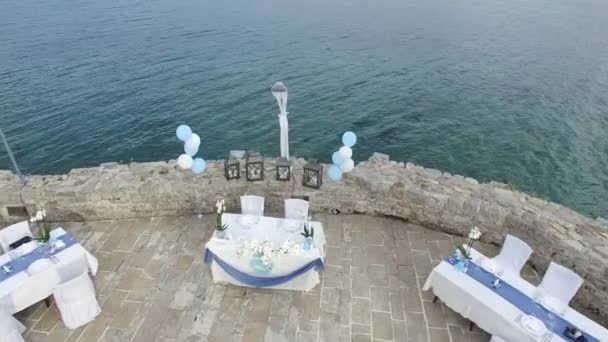 Una mesa en un banquete de bodas en el mar. Decoraciones de boda. Boda — Vídeos de Stock