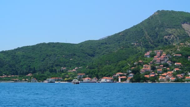 Boka Kotor Koyu'nun Karadağ, Lepetane için bir feribot — Stok video