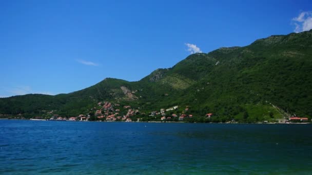 Jachten, boten, schepen in de baai van Kotor — Stockvideo