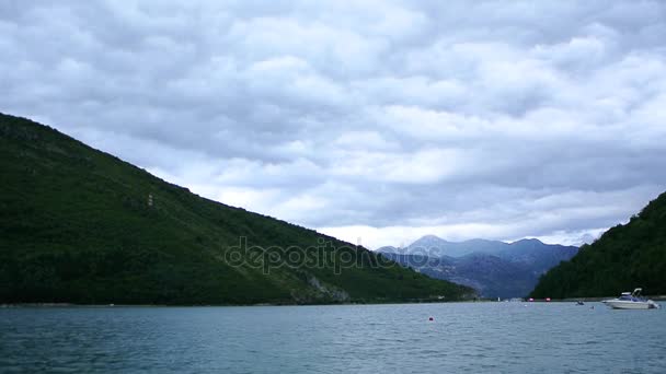 Jachten, boten, schepen in de baai van Kotor — Stockvideo