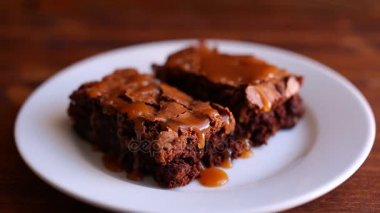 Brownie ahşap doku üzerinde bir plaka üzerinde. Sulu tatlı tuzlu araba