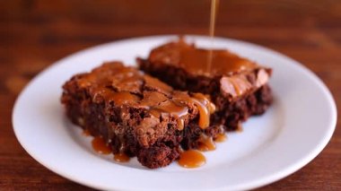 Brownie ahşap doku üzerinde bir plaka üzerinde. Sulu tatlı tuzlu araba