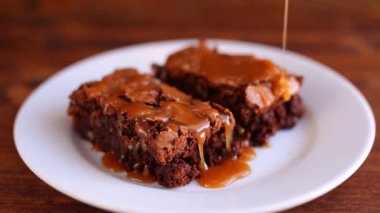 Brownie ahşap doku üzerinde bir plaka üzerinde. Sulu tatlı tuzlu araba