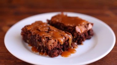 Brownie ahşap doku üzerinde bir plaka üzerinde. Sulu tatlı tuzlu araba