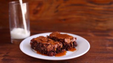 Brownie ahşap doku üzerinde bir plaka üzerinde. Sulu tatlı tuzlu araba
