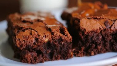 Brownie ahşap doku üzerinde bir plaka üzerinde. Sulu tatlı tuzlu araba