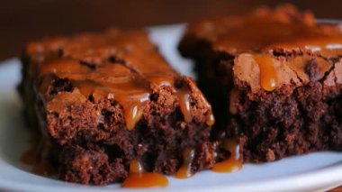 Brownie ahşap doku üzerinde bir plaka üzerinde. Sulu tatlı tuzlu araba