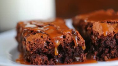 Brownie ahşap doku üzerinde bir plaka üzerinde. Sulu tatlı tuzlu araba
