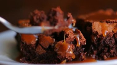 Brownie ahşap doku üzerinde bir plaka üzerinde. Sulu tatlı tuzlu araba