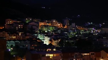 Gece Budva, Karadağ. Yeni kasaba, en yüksek görünümünden