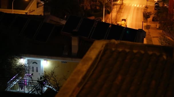 Nacht budva, Montenegro. die neue Stadt, der Blick von der höchsten — Stockvideo