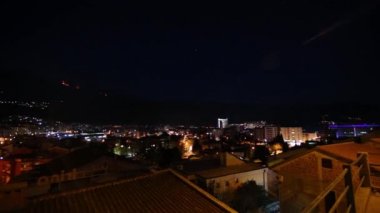 Gece Budva, Karadağ. Yeni kasaba, en yüksek görünümünden