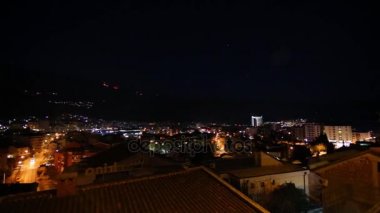 Gece Budva, Karadağ. Yeni kasaba, en yüksek görünümünden