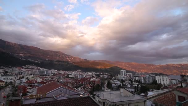 Nieuwe woningen in Budva, Montenegro. New town. Real estate op de sho — Stockvideo