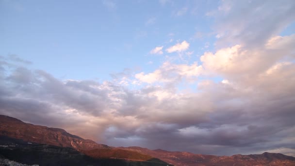 Νέα σπίτια στην Μπούντβα, Μαυροβούνιο. Νέα πόλη. Ακίνητη περιουσία στην την Εμφάνι — Αρχείο Βίντεο