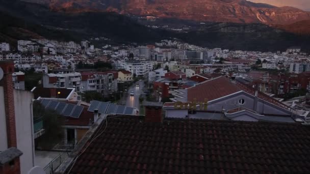 Nuevos hogares en Budva, Montenegro. Ciudad nueva. Bienes raíces en el sho — Vídeos de Stock