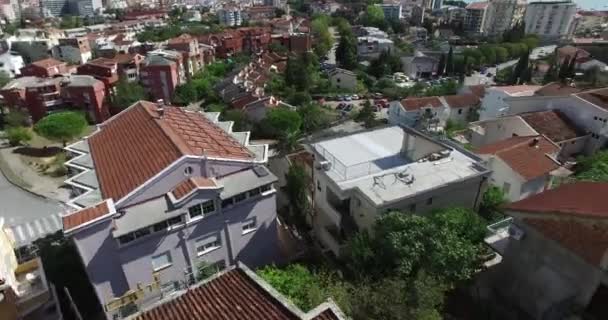 Nové domy v Budva, Černá Hora. Nové město. Nemovitostí na nej — Stock video