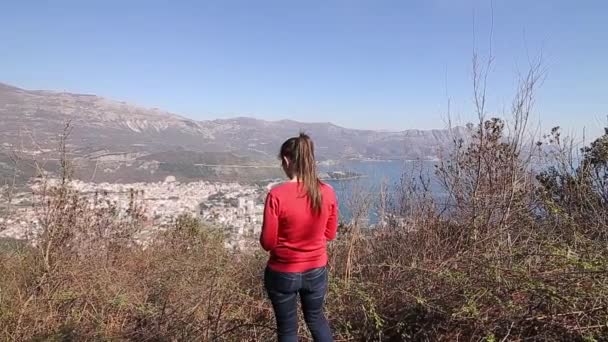 La turista ragazza sulla montagna — Video Stock