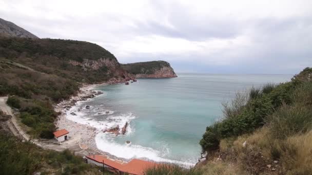 A praia "Crvena Glavica" em Montenegro — Vídeo de Stock