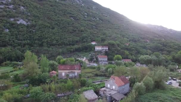 Meerhuis. In Montenegro, in het dorp — Stockvideo