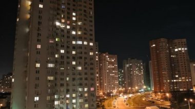 Gece şehir. Geceleri çok katlı evler