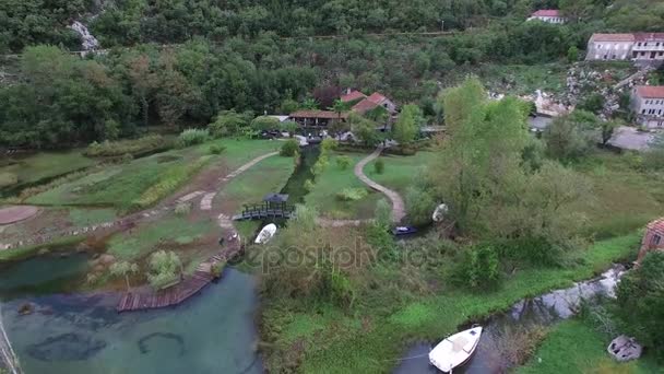 Casa del lago. En Montenegro, en el pueblo — Vídeo de stock