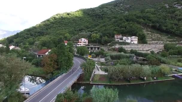 Hus vid sjön. I Montenegro, i byn — Stockvideo
