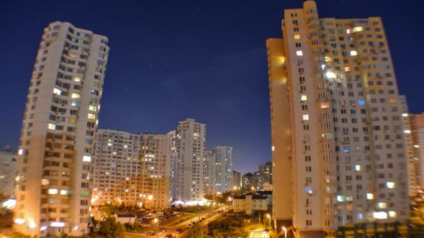 Ciudad nocturna. Casas de varios pisos por la noche — Vídeos de Stock