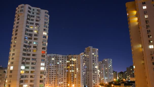 Ciudad nocturna. Casas de varios pisos por la noche — Vídeo de stock