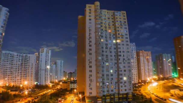 Ciudad nocturna. Casas de varios pisos por la noche — Vídeo de stock