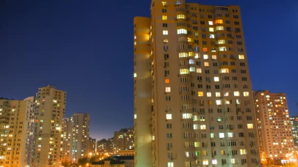 Cidade nocturna. Casas de vários andares à noite — Vídeo de Stock