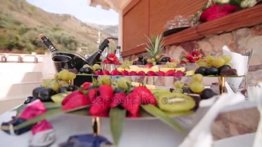 Bir düğünde dilimlenmiş meyve