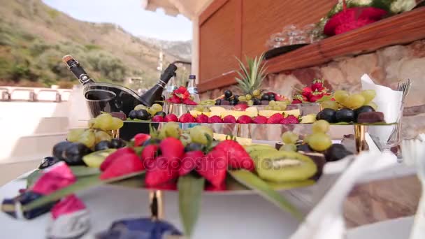 Bir düğünde dilimlenmiş meyve — Stok video