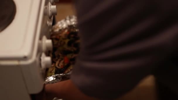 Запеканка с грибами в духовке — стоковое видео