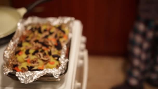 Auflauf mit Pilzen im Ofen — Stockvideo