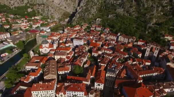 De oude stad van Kotor. Vliegen over de stad. Luchtfoto enquête door een — Stockvideo