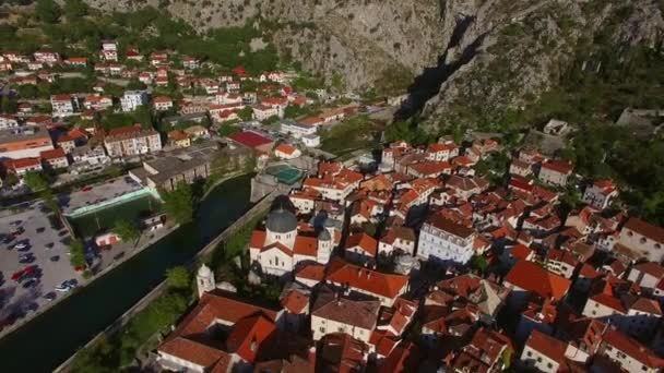 Den gamla staden Kotor. Flygande över staden. Flygfotografering av en — Stockvideo