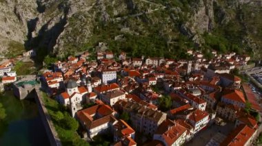 Eski Kotor şehir. Şehrin üzerinde uçan. Hava survey tarafından bir