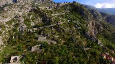 Eski Kotor şehir. Dağda şehrin etrafındaki duvar.
