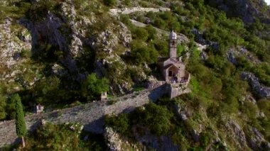 Eski Kotor şehir. Dağda şehrin etrafındaki duvar.