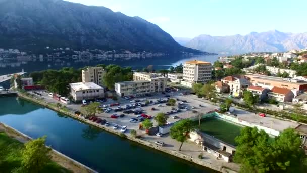 Die Altstadt von Kotor. fliegen über die Stadt. Luftaufnahme durch eine — Stockvideo