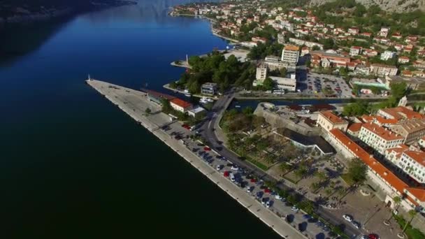 Kota Tua Kotor. Terbang di atas kota. Survei udara oleh — Stok Video
