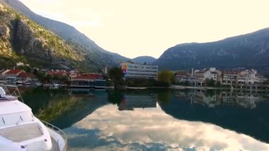 Tekne dok ve gemi ve Kotor yatlar için demirleme. Koto Körfezi