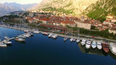 Tekne dok ve gemi ve Kotor yatlar için demirleme. Koto Körfezi